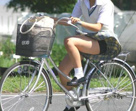 【自転車JK画像】チャリ搭乗でパンチラしまくるJKたち、前後左右の全方位から丸見えのｳﾏｰな見えっぷりｗｗｗ