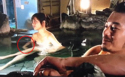 【衝撃映像】石原さとみ入浴おっぱいシーンで心霊現象発生！右足を掴む幽霊の手・・・ぎゃぁぁぁぁ