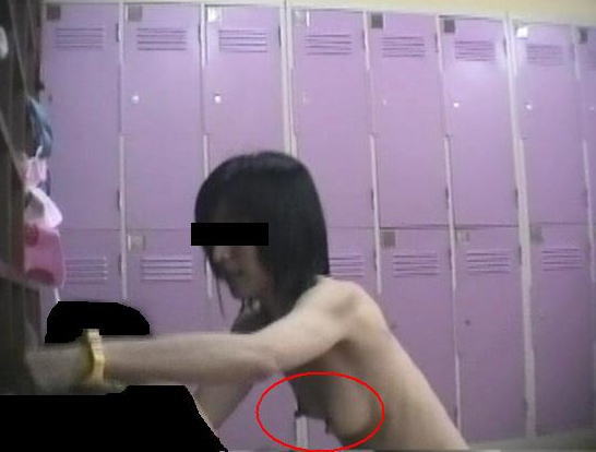 【盗撮画像】女子更衣室のドアの向こう側