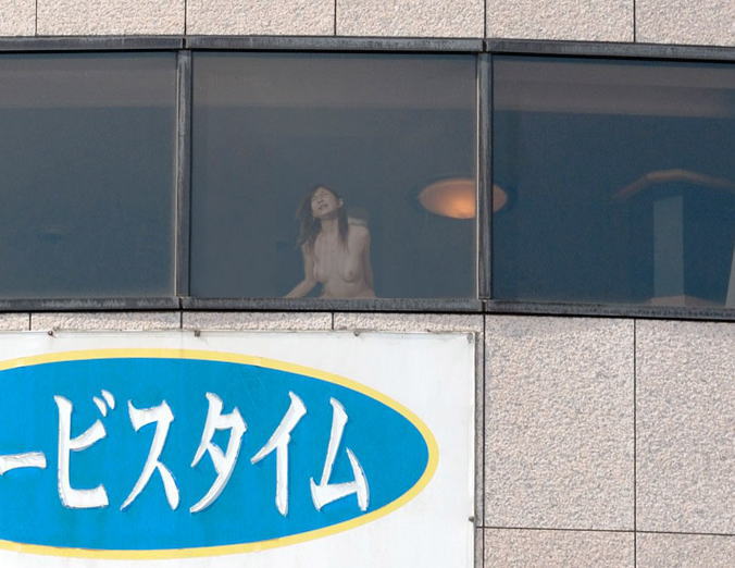 外から丸見えの窓越しセックスに興奮しちゃう淫乱な女の子(エロ画像24枚)