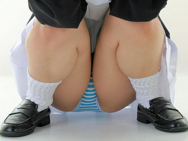 股間の膨らみが卑猥なしゃがみパンチラ画像 100枚