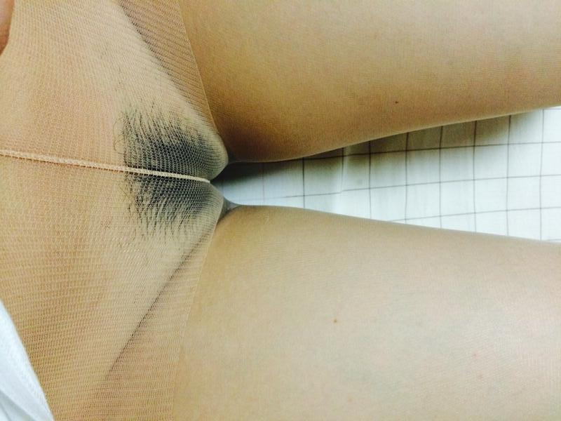 ノーパンストッキングでからマ●コ自撮りをtwitterに上げるHなお姉さん
