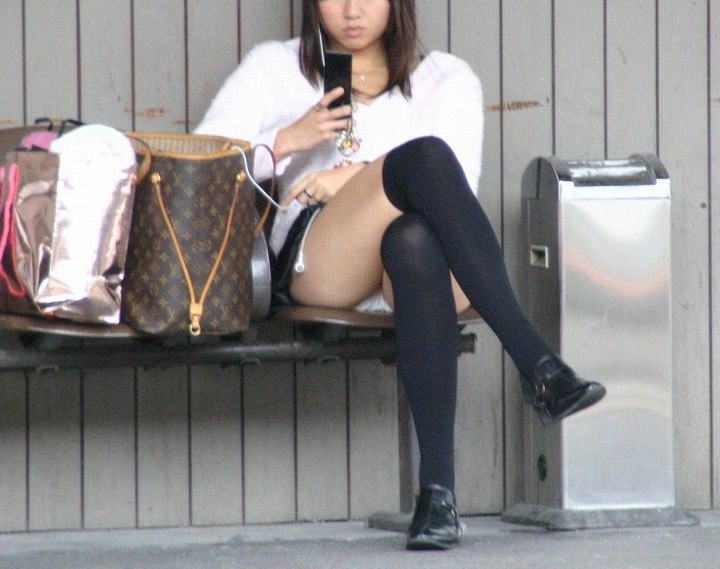 【腰掛けパンチラ】ベンチにパンツが接着しているエロ画像
