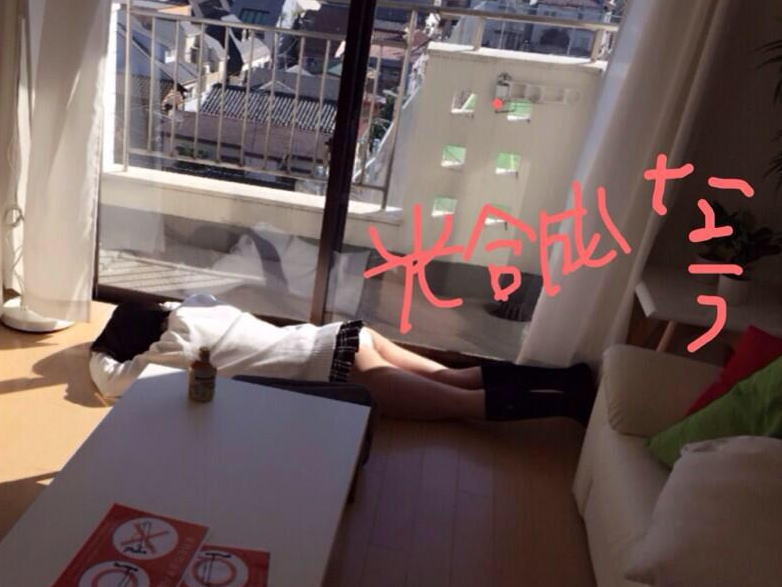 【SNS投稿画像】光合成しながらパンツ見えてるミニスカJK