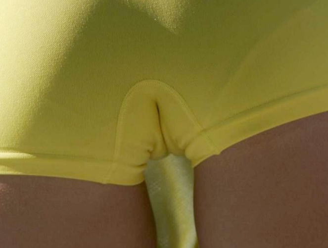 【マンスジ画像】着衣なのに女性器が見えすぎて大変