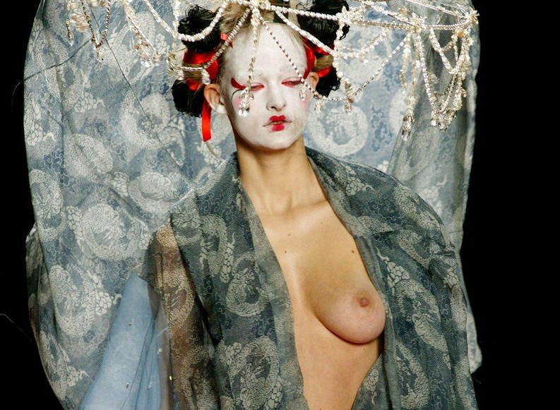モデル おっぱい ファッションショー エロ画像