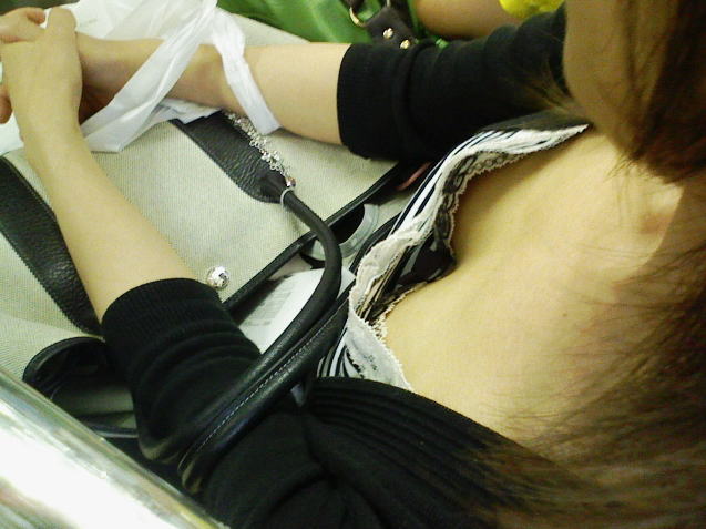 電車内 胸チラ エロ画像 盗撮 おっぱい