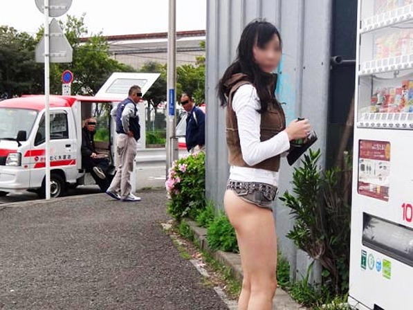 自販機 脱ぐ 野外露出 エロ画像【2】