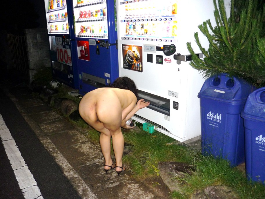 自販機,脱ぐ,野外露出,エロ画像【20】