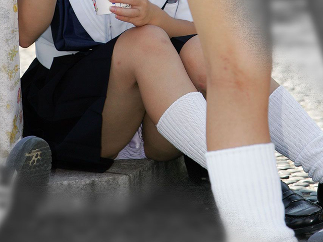 地べたに座ってる女の人パンツまる見えなんだが…