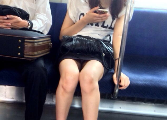 【美脚画像】たとえ強固なデルタゾーンでも太ももあれば満足…電車内の美脚とパンチラ隠撮ｗｗｗ