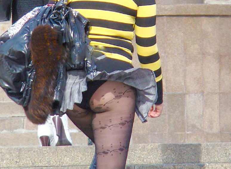 【ラッキーパンチラ】その時！風が吹きお姉さまのスカートがめくれパンツが見えた瞬間であった～～～～ｗｗｗ