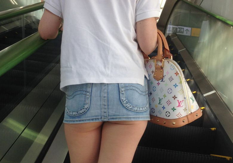パンツ見えそうなミニスカのお姉さんの生脚が最高にエロい！！！