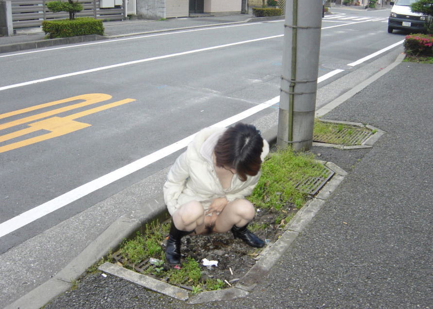 森 草むら おしっこ 野外放尿 エロ画像