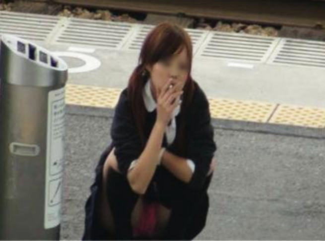 喫煙 パンツ タバコ パンチラ エロ画像