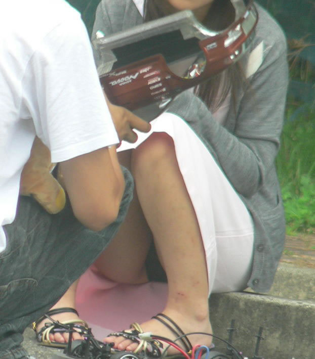 段差 パンツ 腰掛け パンチラ エロ画像【2】