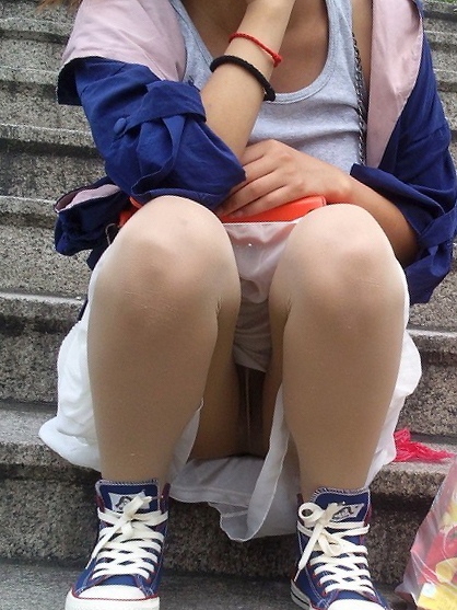 段差 パンツ 腰掛け パンチラ エロ画像【5】