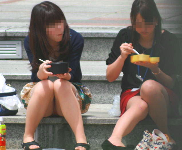 段差,パンツ,腰掛け,パンチラ,エロ画像【18】