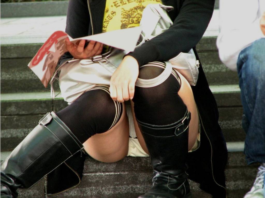 段差,パンツ,腰掛け,パンチラ,エロ画像【26】
