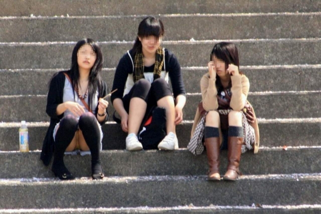段差,パンツ,腰掛け,パンチラ,エロ画像【50】