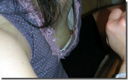 同棲も結婚も悪くない！家庭内のパンチラ胸チラエロ画像 ③