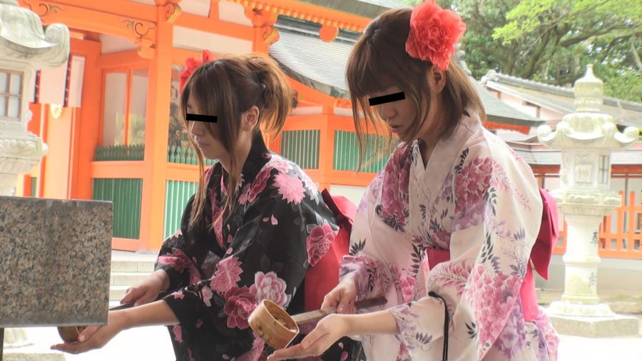 浴衣素人2人の神社参拝が可愛すぎる…巨乳剛毛美女と貧乳パイパン美少女【無修正】