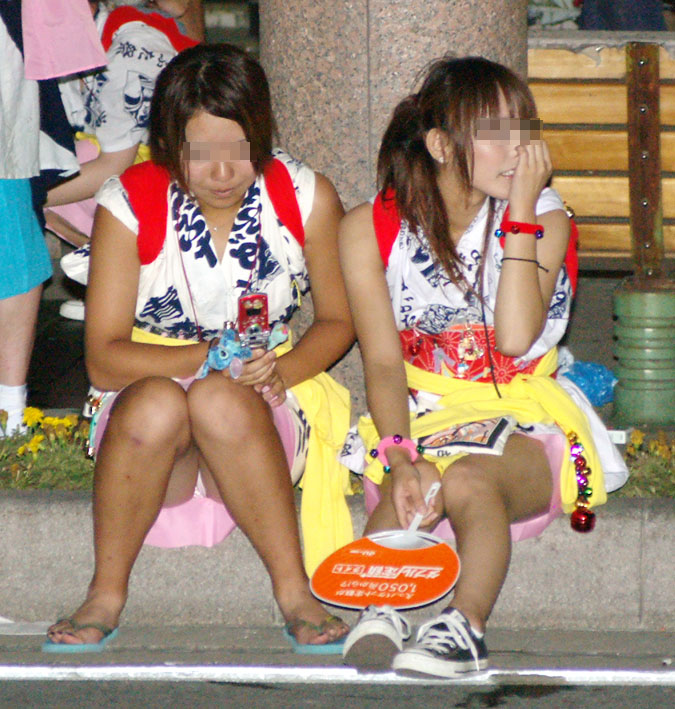 真夏の夜にしか見れない絶景パンチラ