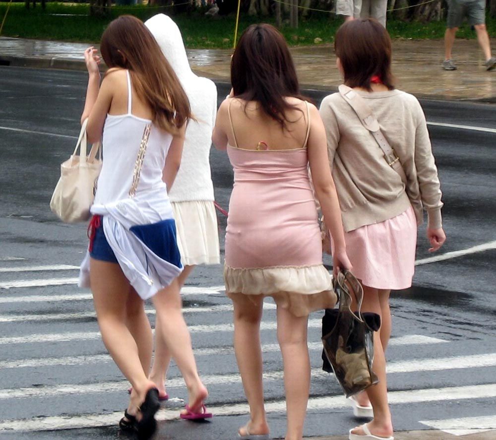 透け透けパンツ・パン線が堪らない盗撮エロ画像