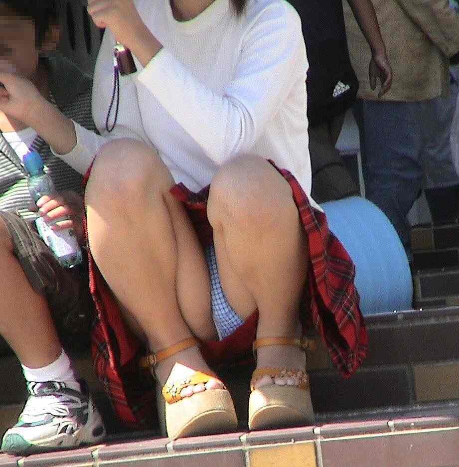 見せる事にあまり抵抗なさそうな奥様方の高級感漂うパンチラ