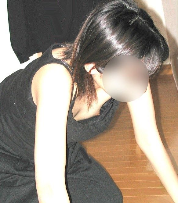 ほう・・・あの女、乳が丸見えになってやがるぜ