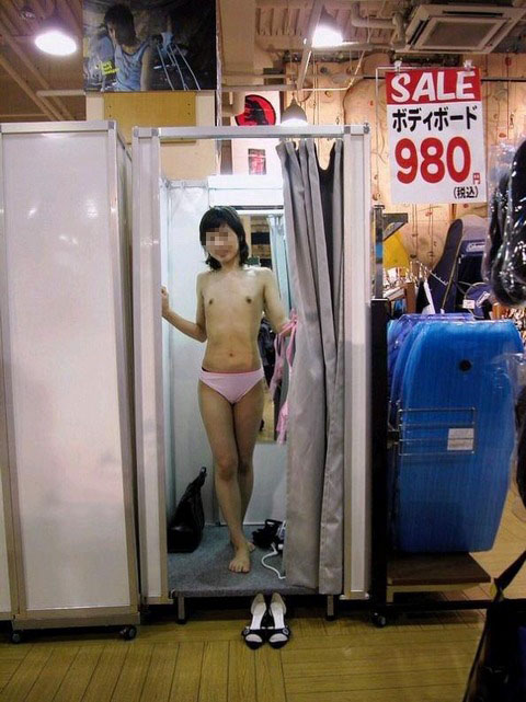 野外だけじゃない！コンビニ、スーパー、ゲーセン・・・屋内施設に出没する変態露出狂女