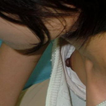 見知らぬ女の乳首・乳輪が拝める浮きブラ現象には心から感謝したい