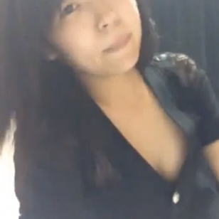 パンツ越しにクリを指で指し示す動画