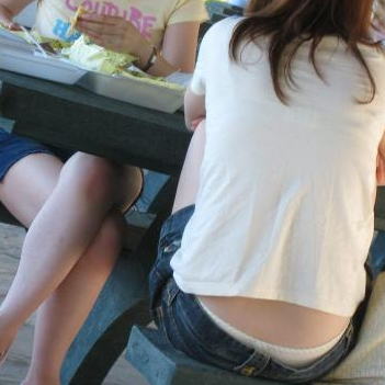 パンチラ・尻の割れ目を盗撮された素人エロ画像