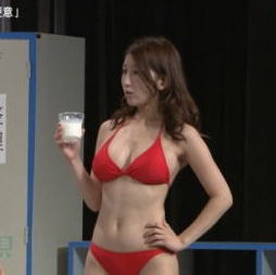 『吉本の舞台で一人だけビキニ姿になったグラドル亜里沙 (/ω＼) はずかしい』