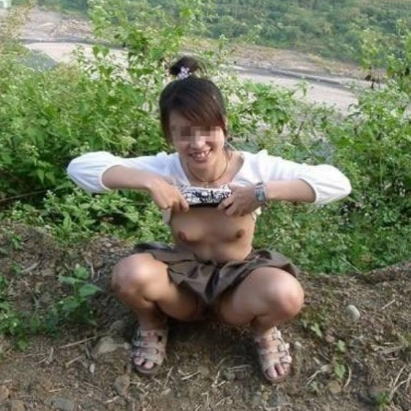 おい大丈夫か？詳細が気になりまくる素人カップルの大胆すぎる野外露出・・・