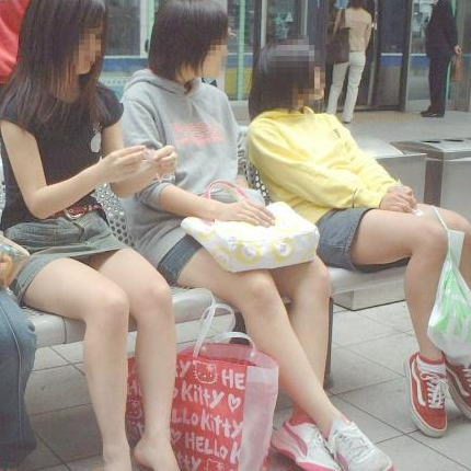 ミニスカなんか履いてるからパンツ丸見えじゃんか(；´д｀)ゞ