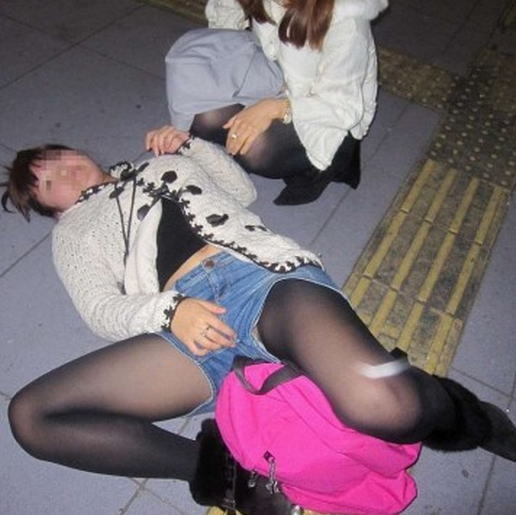 泥酔しちゃってる女の子の画像が心配で仕方がない件ｗｗｗ(；・∀・)ダ、ダイジョウブ…?