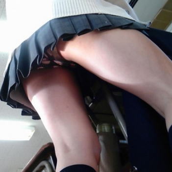 天然女子高生のおふざけパンチラ