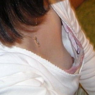 胸チラしてる女性の胸元を、覗き込んでしまう