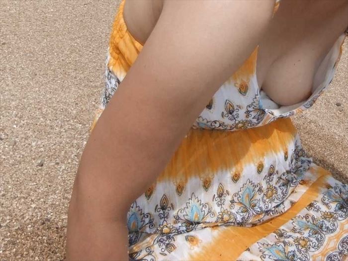 【素人胸チラ画像】 胸元開き過ぎた素人ギャルって乳首見えてること気付いてねぇの？ｗｗｗ