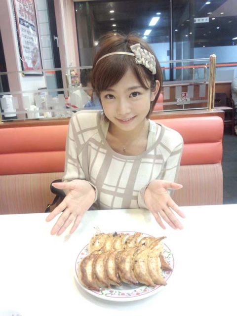 何をさせてもエロい！AV女優の紗倉まなが餃子を食べる姿が超絶可愛い！！
