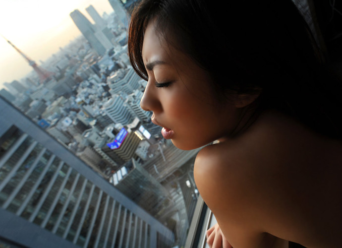 窓越しからSEXをアピールしているカップルのエロ画像