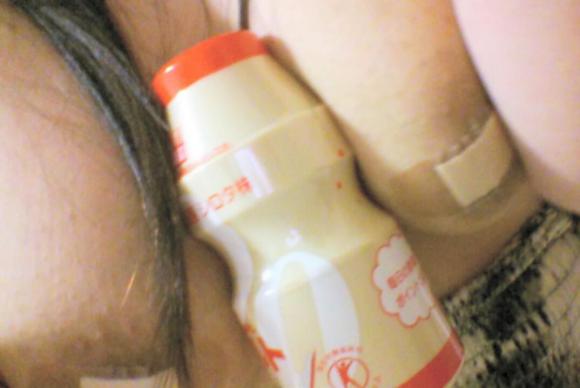 現役学生１８歳処女♀がFカップ谷間にヤクルト挟んでチクビ絆創膏エロ自撮り