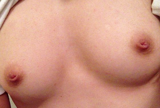 ちっぱい貧乳で陥没気味の乳首でも顔は可愛いっぽい素人娘ＶＳ美巨乳のエロい乳輪素人娘