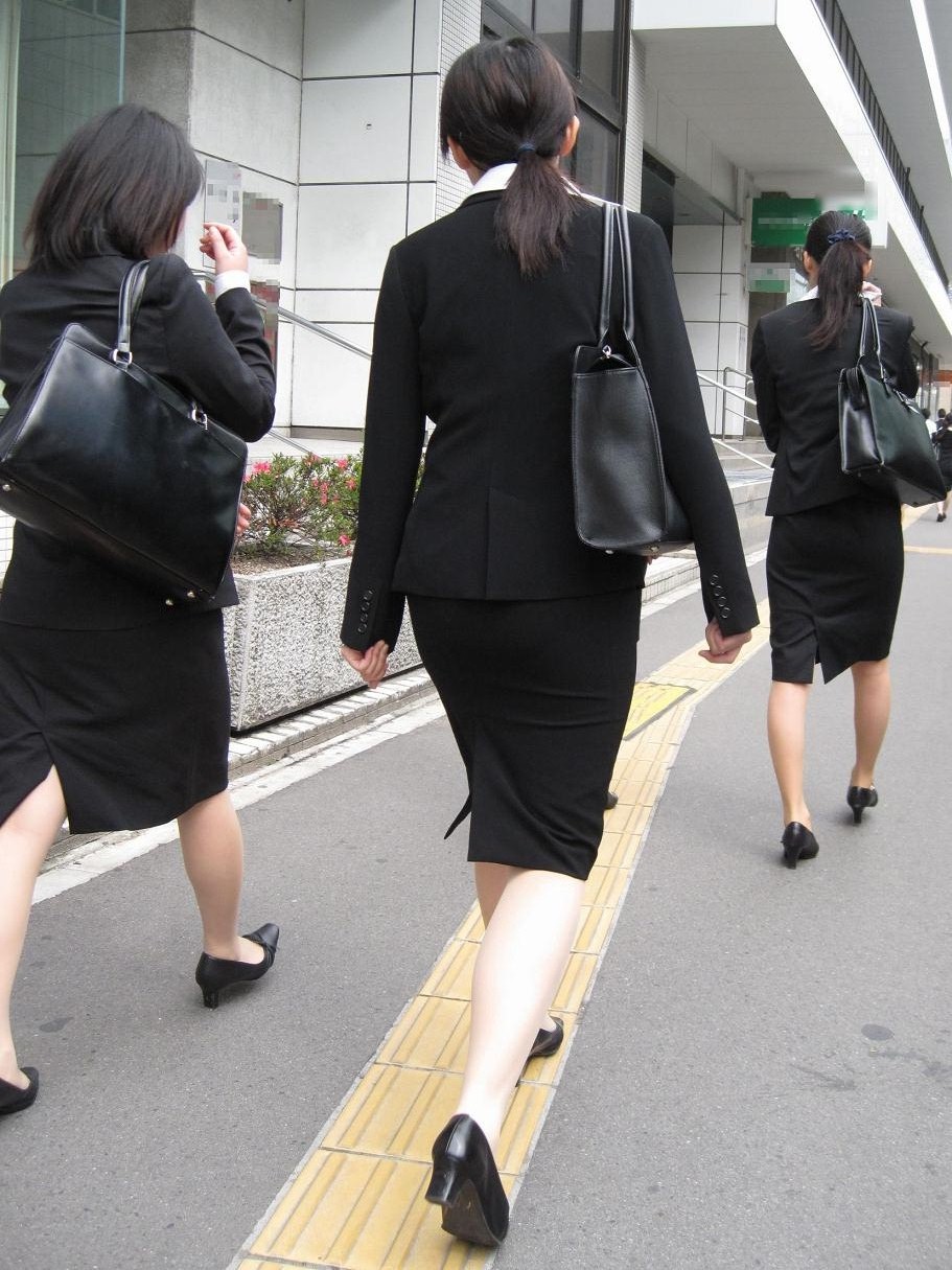 【スーツ街撮り画像】時期的に就職活動と思われるリクルートスーツの女子大生を街撮りした画像