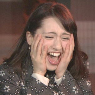 デカチンを見せつけられたときのアイドルや女優、女子アナの反応