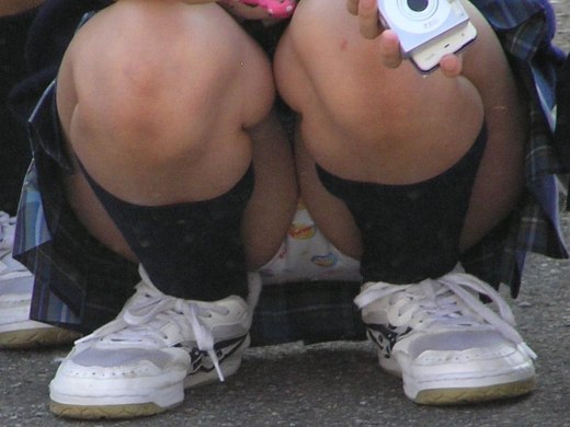 【パンチラ画像】テンション上がる↑ｗ子供から大人までのしゃがみパンチラ好きちょっと来いｗｗｗ
