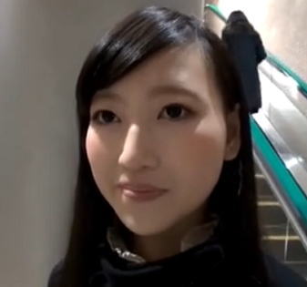 【無修正】18歳で色っぽい美人女子大生を四つん這いにさせて愛液垂れ流し生ハメSEX！