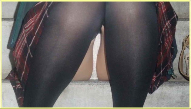 街中で偶然見かけた素人のパンチラの決定的瞬間が最強すぎる
